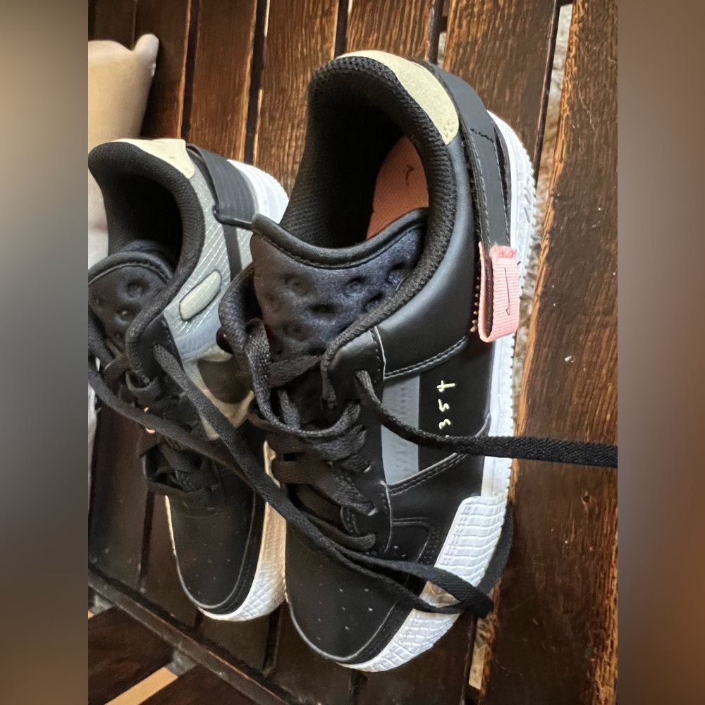 Nike low youth